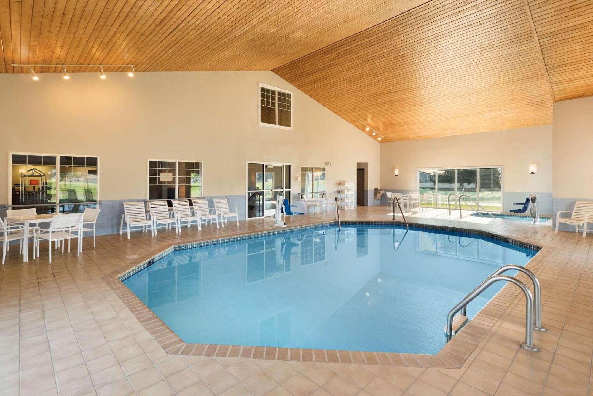 Country Inn & Suites By Radisson, Chippewa Falls, Wi Bagian luar foto