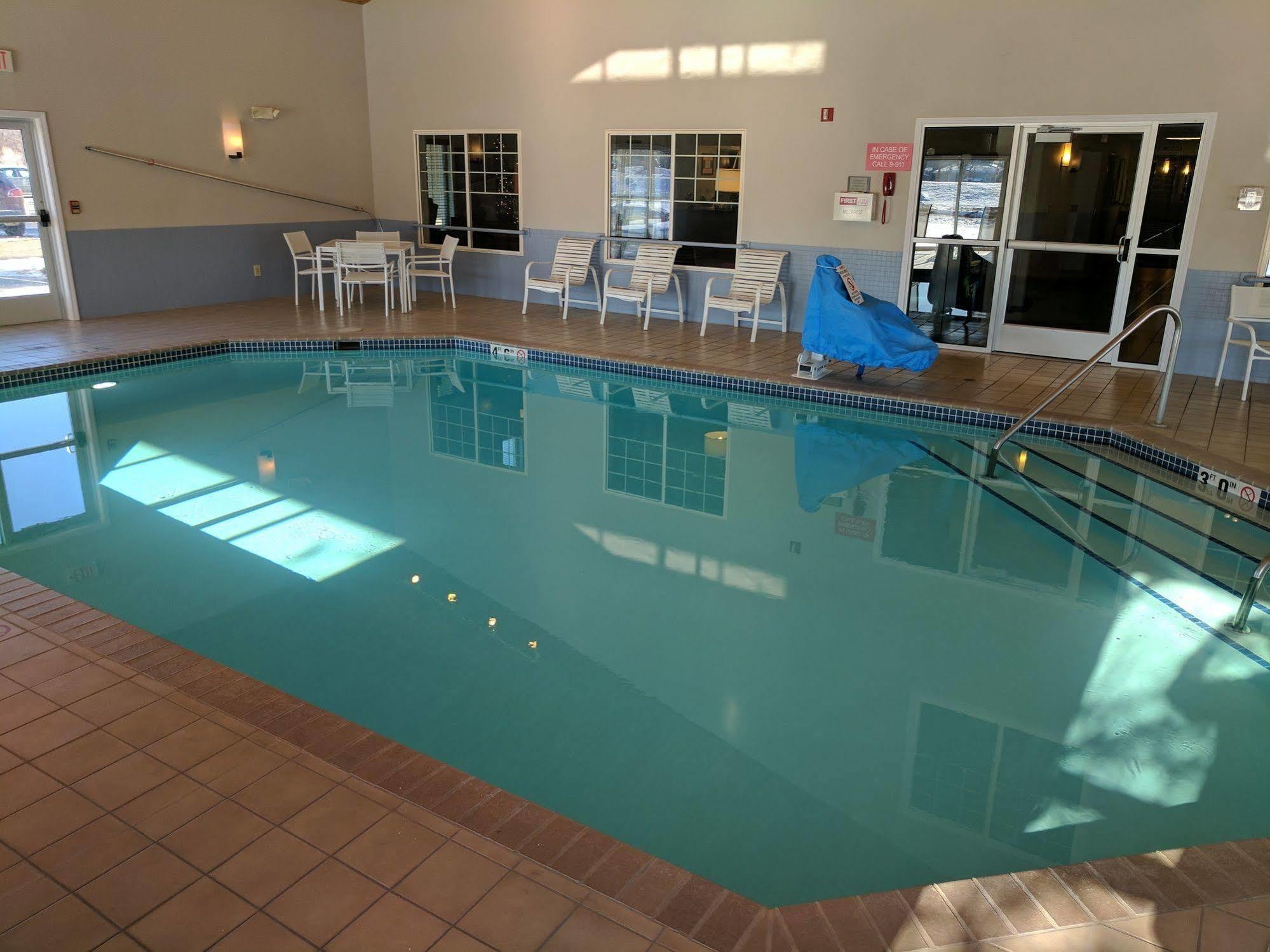 Country Inn & Suites By Radisson, Chippewa Falls, Wi Bagian luar foto